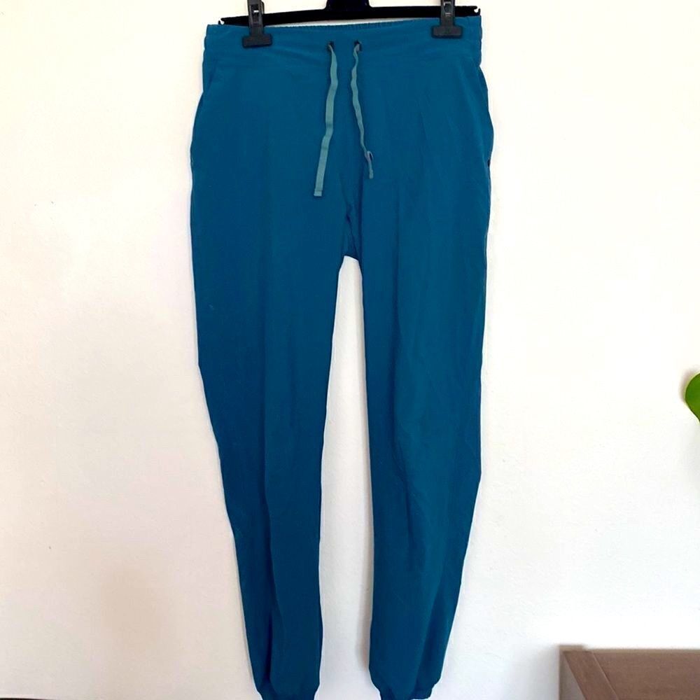 BACKCOUNTRY sports pants teal size small pockets in front and 1 zip pocket back